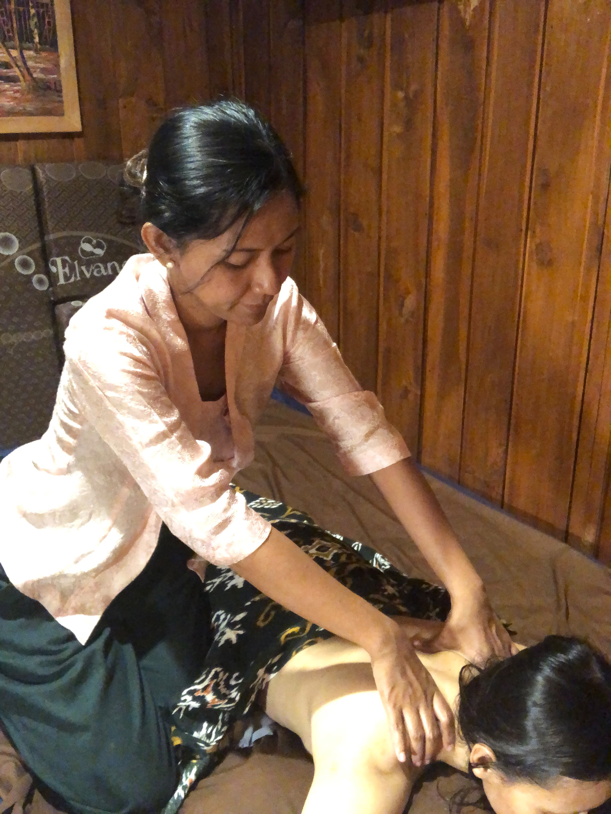 Pijat Tradisional Khusus Wanita dengan Lilin Aroma Terapi dan Musik Relaksasi -  Durasi 90 menit